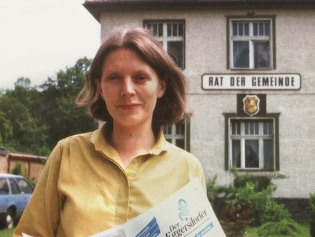 Katja Wolle vor ihrem Amtssitz in Eggersdorf, 1990.